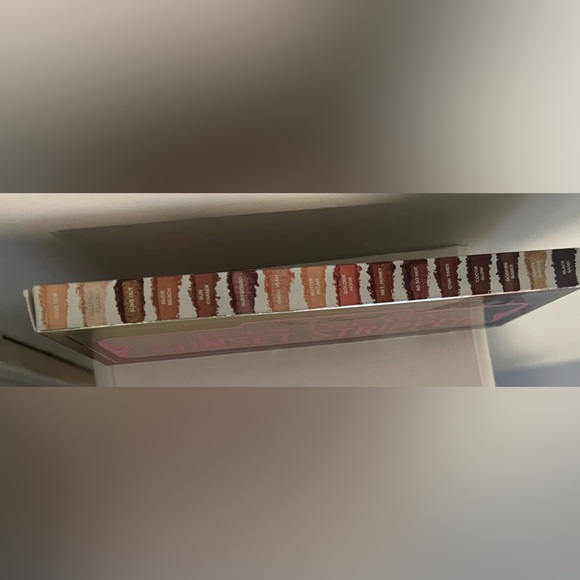 Too Faced The Too Faced Born This Way Sunset Stripped is a 16 pan palette - Picture 4 of 4